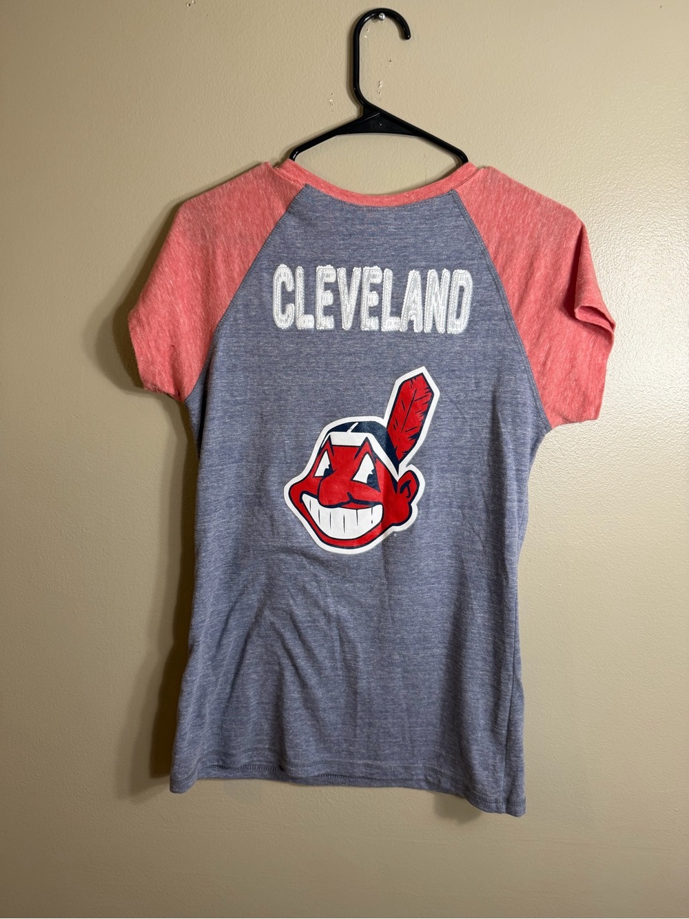 5th & Ocean Vintage Cleveland Indians MLB V-Neck Raglan Graphic Tee Large - Picture 4 of 5